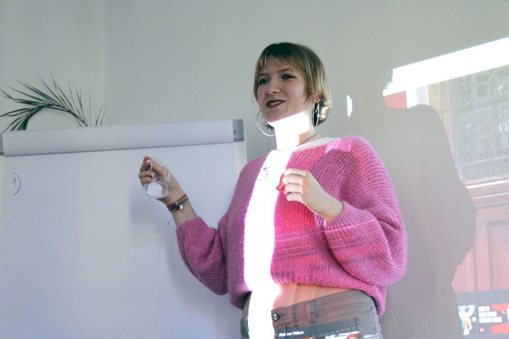 Moderation und Einführung beim Debattierclub während des ersten Treffens in Fellbach