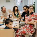 Учасники слухають і обговорюють на вечірній вікторині «Хвилина на роздуми»