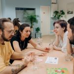 Учасники обговорюють у малих командах на вечірній вікторині «Хвилина на роздуми»