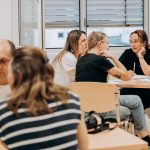 Учасники обговорюють у малих групах на вечірній вікторині «Хвилина на роздуми»