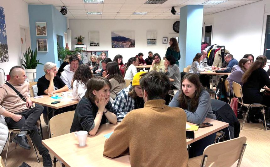 Teilnehmende diskutieren in Teams beim Quizabend „Eine Minute zum Nachdenken“ über die Ukraine