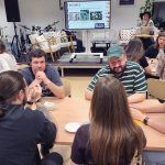 Учасники двомовної вікторини у Феллбаху сидять за столами та обговорюють питання з фентезійних світів