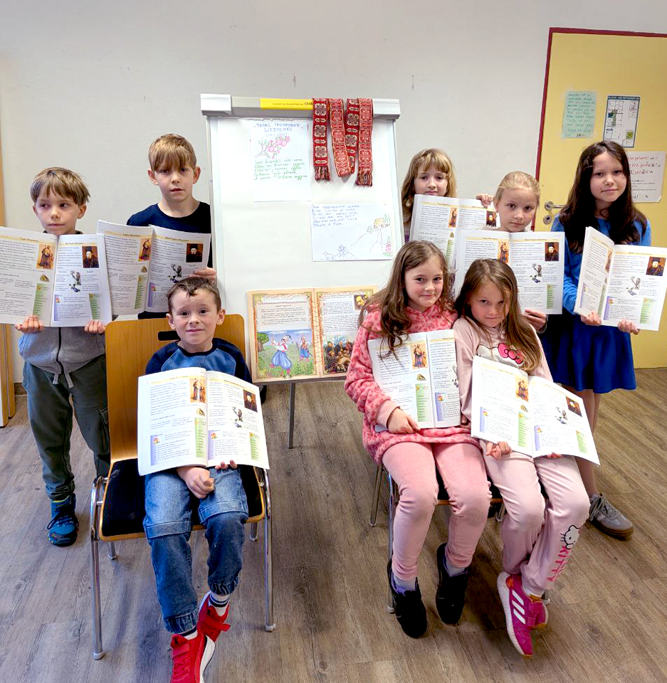 Schüler zeigen ihre Arbeiten zur Schewtschenko Themenwoche in Fellbach im Klassenzimmer