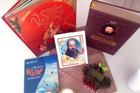 Bücher und Porträt von Taras Schewtschenko während der Themenwoche in Fellbach mit traditionellen ukrainischen Elementen