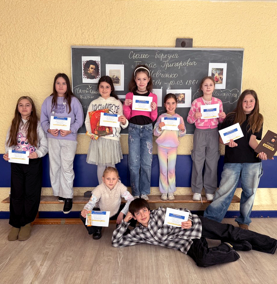 Schüler präsentieren Zertifikate und Arbeiten zur Schewtschenko Themenwoche in Fellbach vor einer Tafel