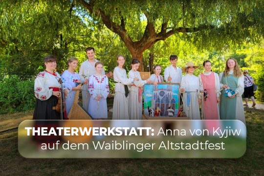 Ensemble der Theaterwerkstatt des Ukrainischen Kulturvereins mit Puppenbühne und Instrumenten auf dem Waiblinger Altstadtfest mit dem Text „Theaterwerkstatt: Anna von Kyjiw auf dem Waiblinger Altstadtfest“.